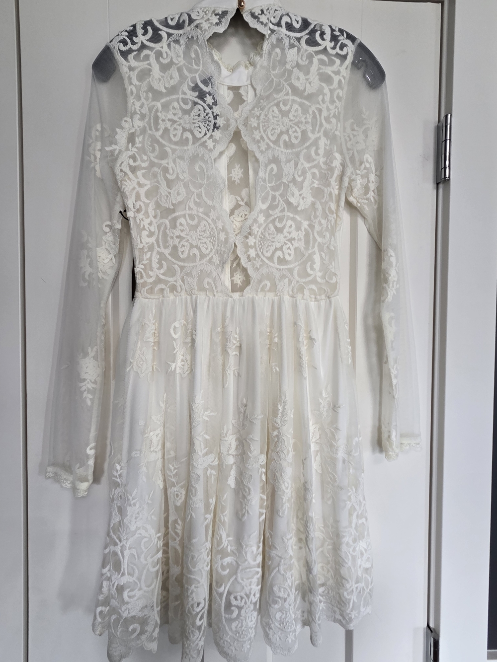 Forever 21 White Lace Long-Sleeve Keyhole Back Dress - Picture 7 of 10